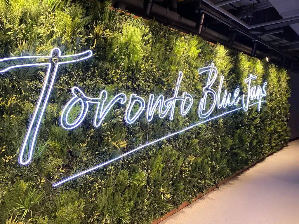 Une installation de mur végétal artificiel au Rogers Stadium des Blue Jays de Toronto, au Canada