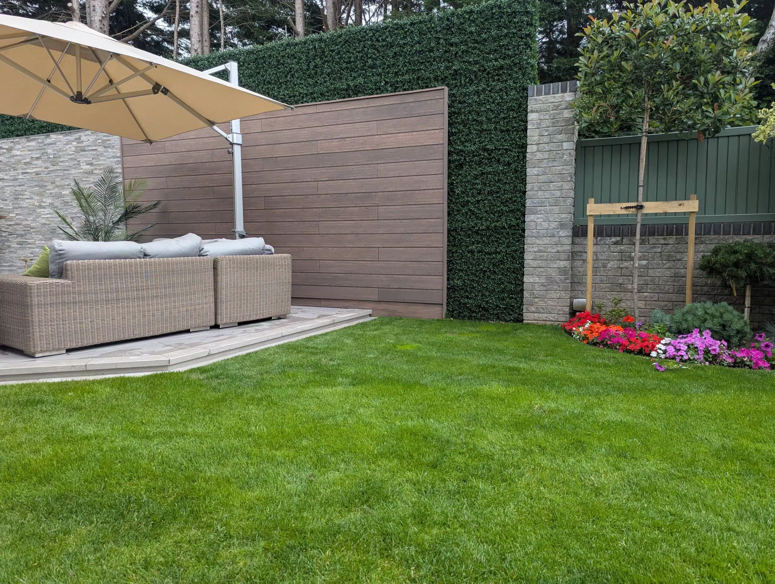 un faux mur de lierre installé dans un jardin arrière
