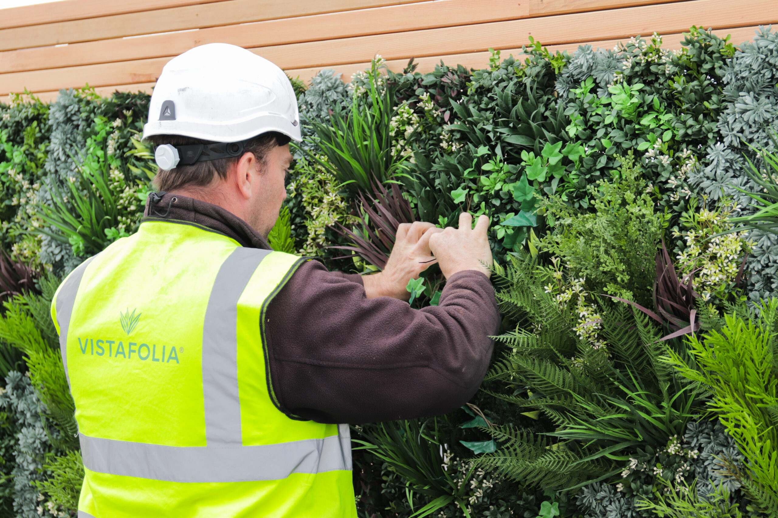 Un mur végétal artificiel haut de gamme mis en place par un installateur Vistafolia