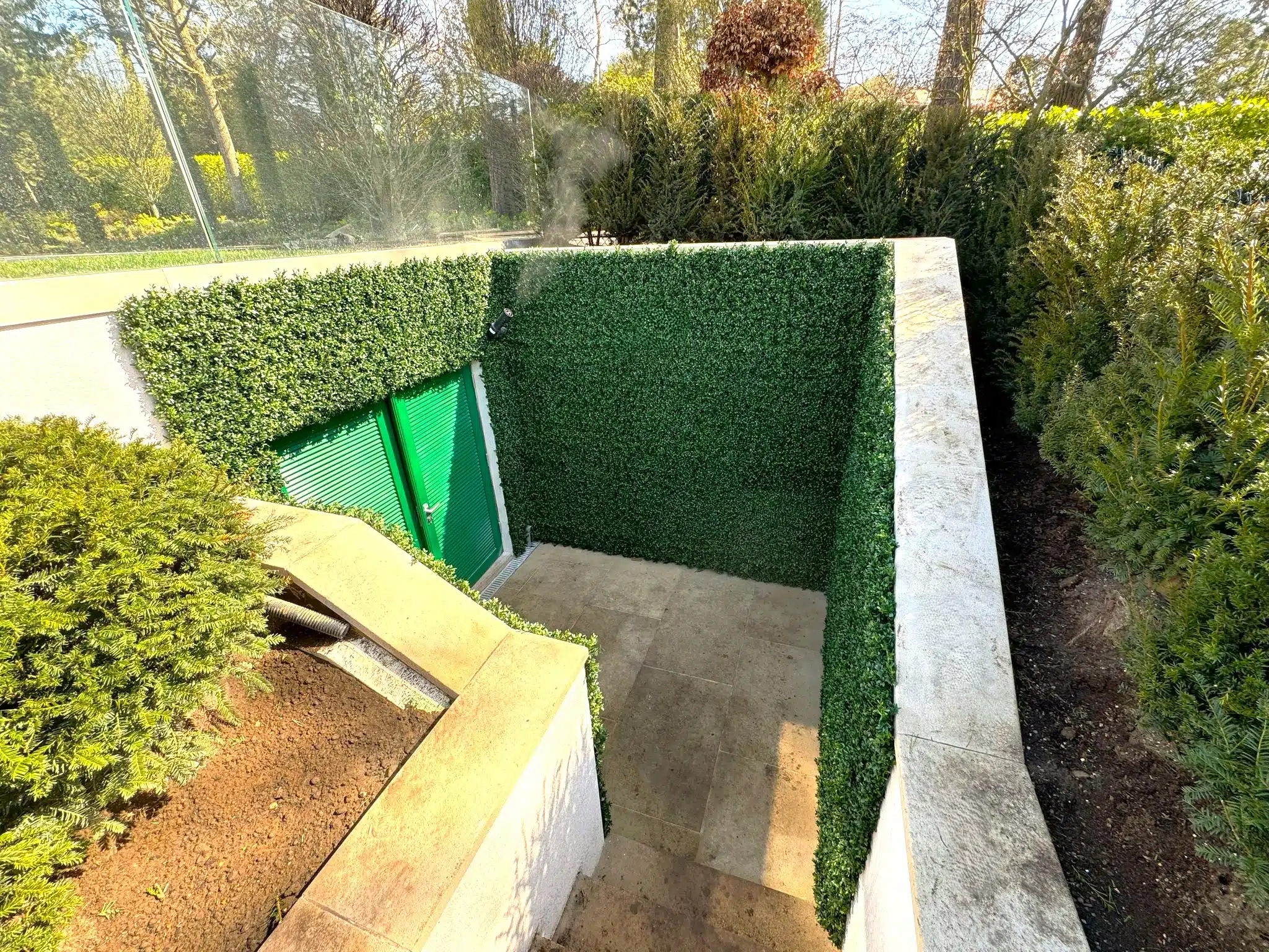 un mur de buis artificiels à l'extérieur