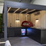 Panneaux de plantes artificielles d'extérieur de haute qualité installés autour d'une exposition de cuisine extérieure