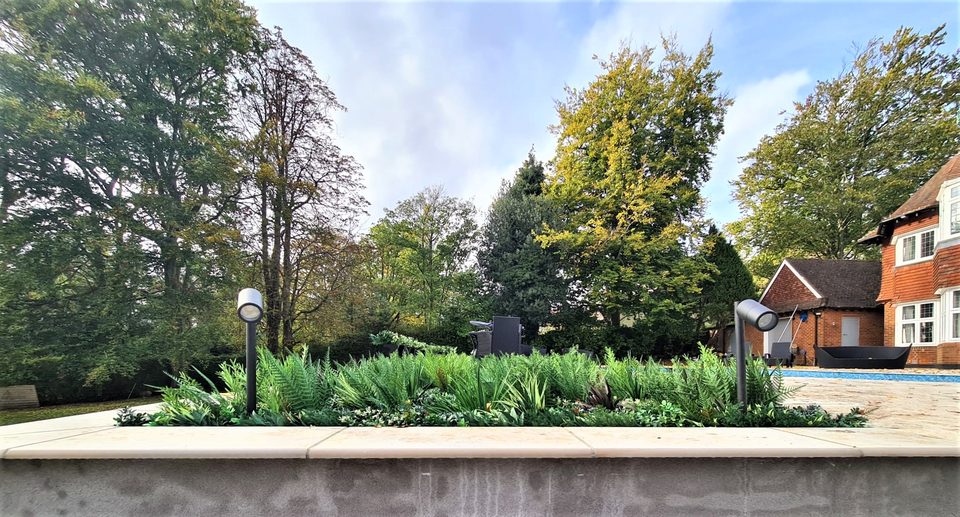 panneaux de plantes artificielles dans un bac dans un jardin